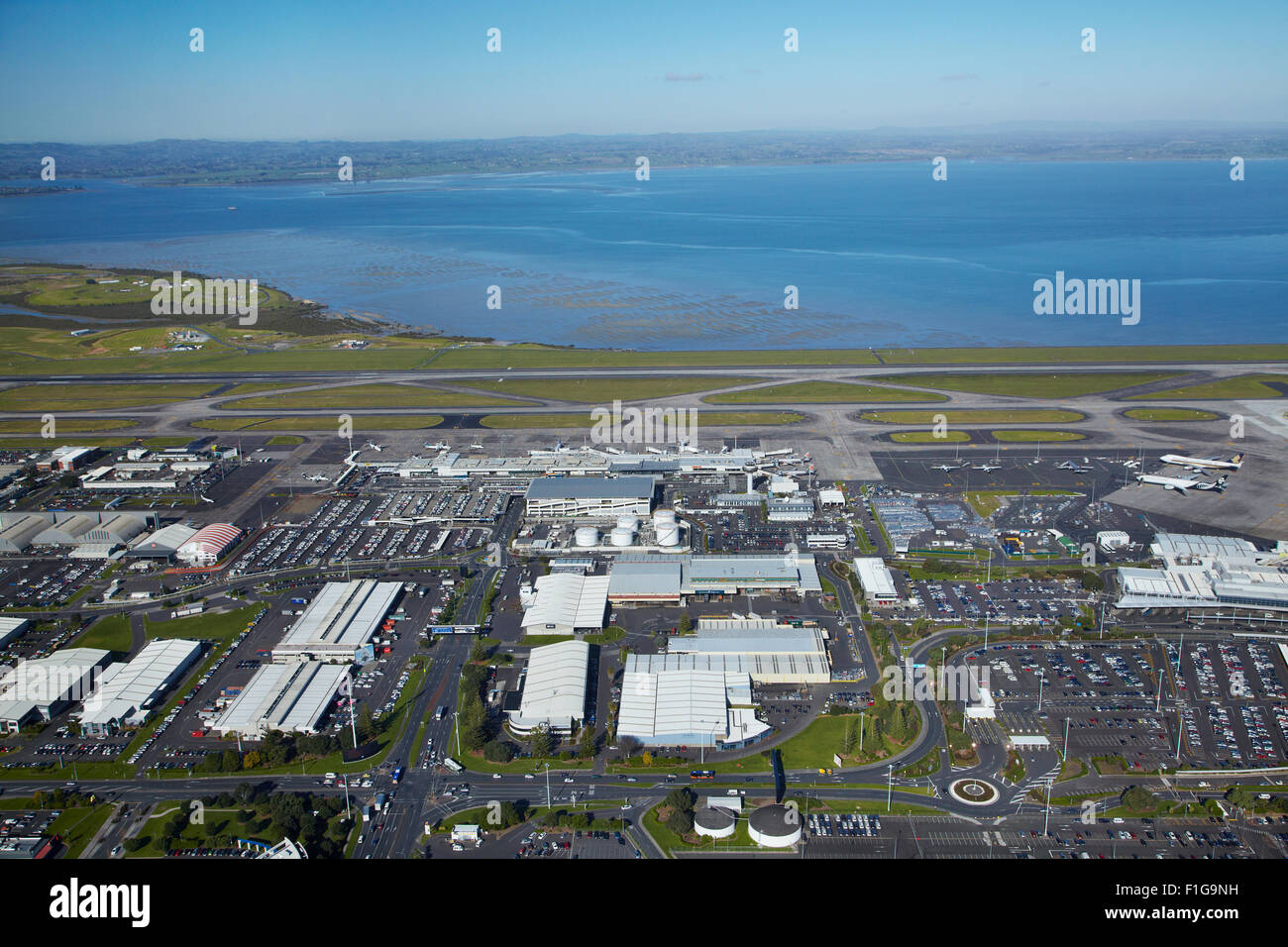 Aeroporto di Auckland Domestic Terminal e Manukau Harbour, Isola del nord, Nuova Zelanda - aerial Foto Stock