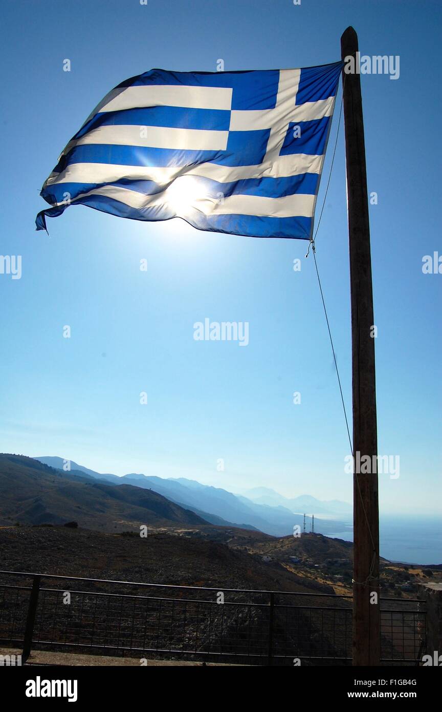 Bandiera Greca battenti contro un cielo blu chiaro Foto Stock