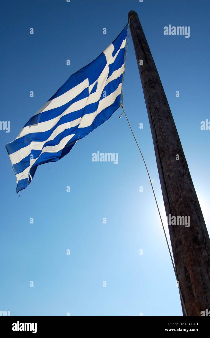 Bandiera Greca battenti contro un cielo blu chiaro Foto Stock