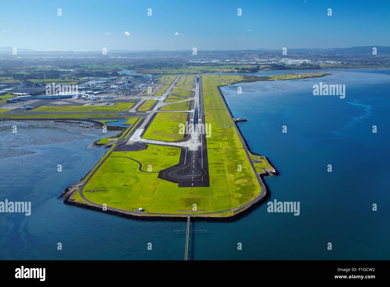 Pista di atterraggio all'Aeroporto di Auckland, e Manukau Harbour, Isola del nord, Nuova Zelanda - aerial Foto Stock