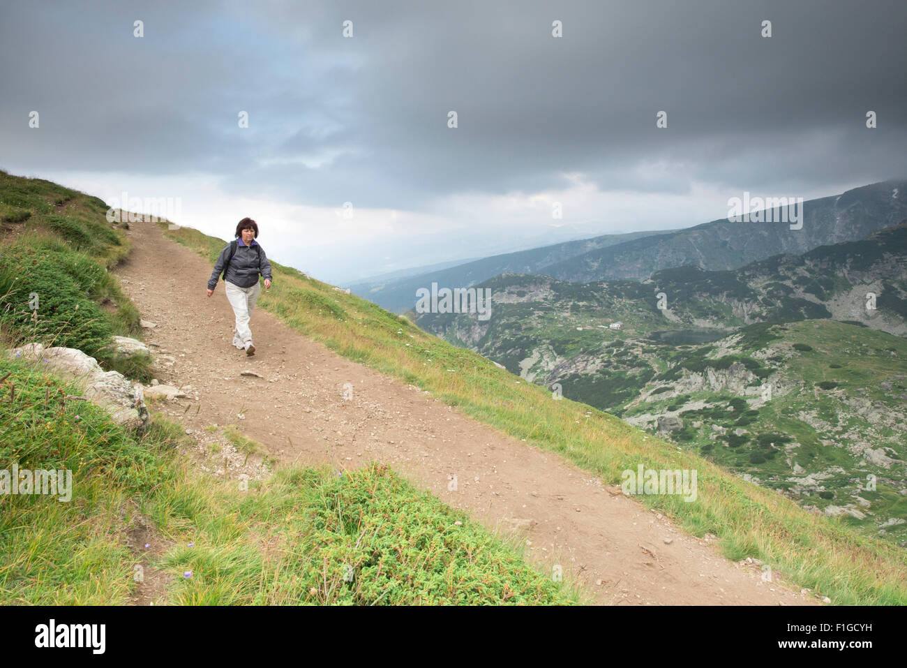 Senior donna passeggiate in montagna. Foto Stock
