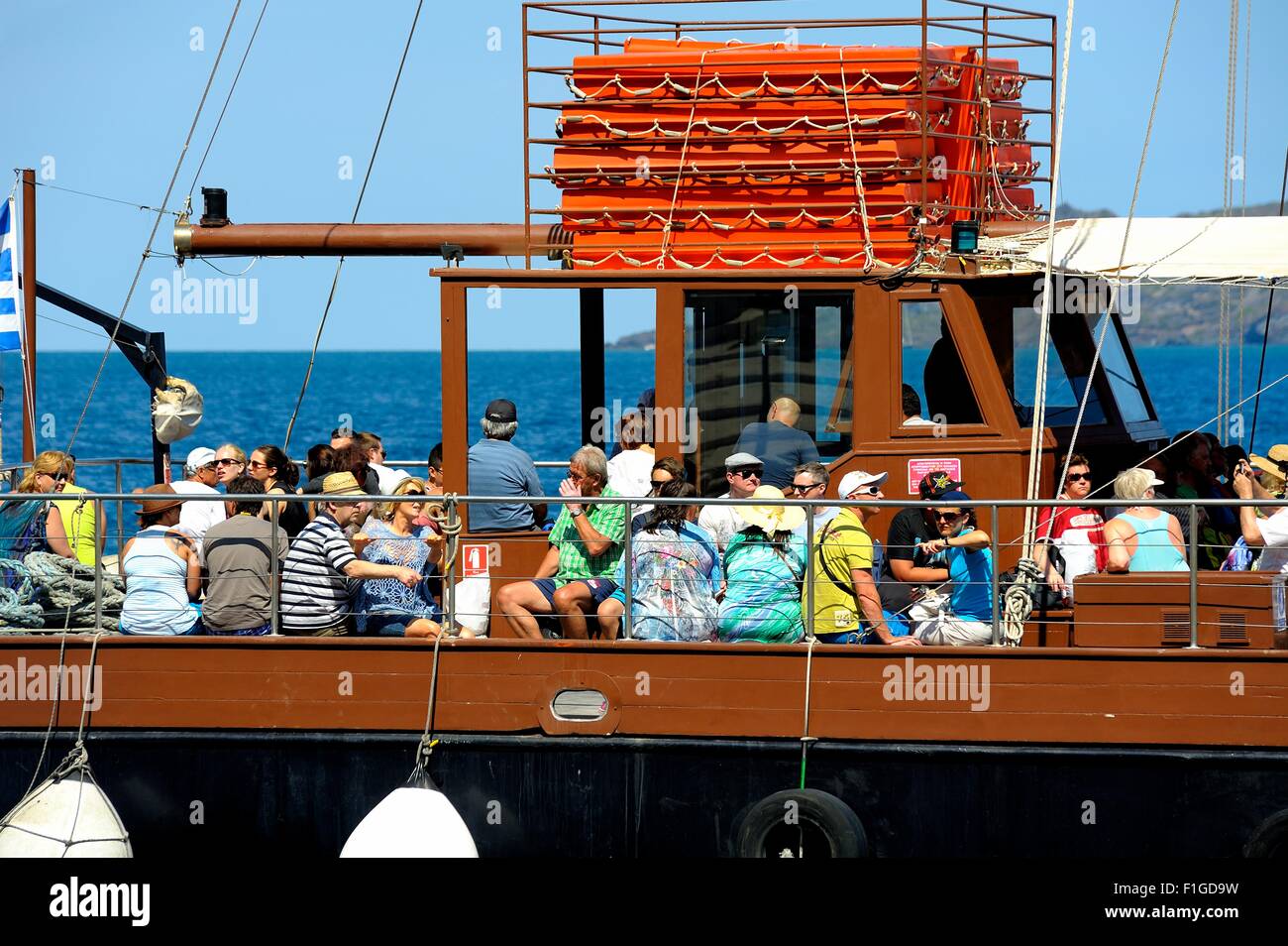 Persone in attesa di partire in un'isola gita in barca in Grecia Santorini Foto Stock