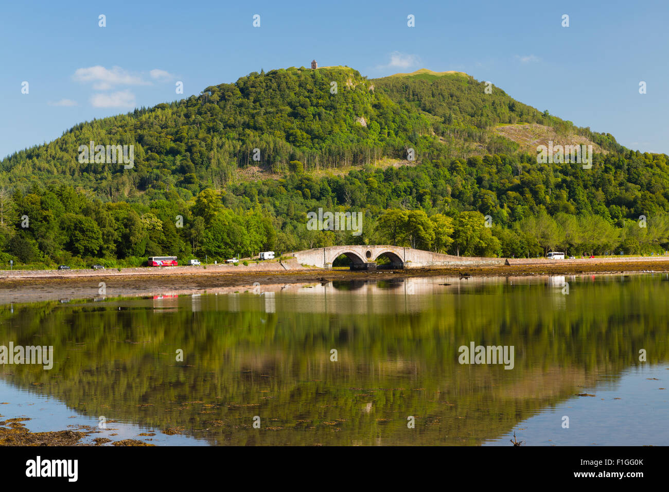 Il ponte del fiume Aray dove entra in Loch Fyne Foto Stock