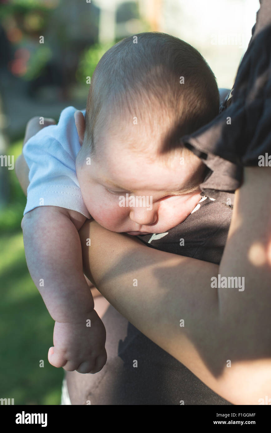 Bambino in braccio a sua madre. Close up Foto Stock