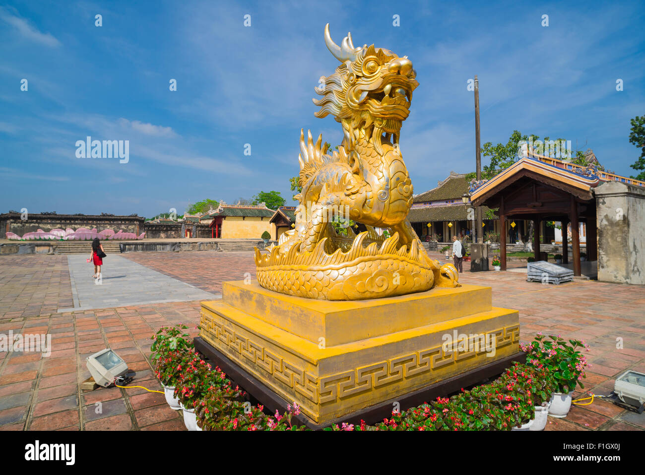 La cittadella di Hue Vietnam, un Golden Dragon al centro-pezzo di un grande cortile interno la cittadella di Hue, Vietnam centrale. Foto Stock