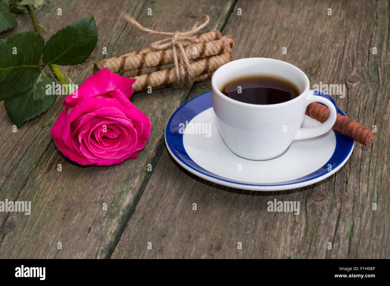 Red Rose, una tazza di caffè e collegamento dei cookie Foto Stock