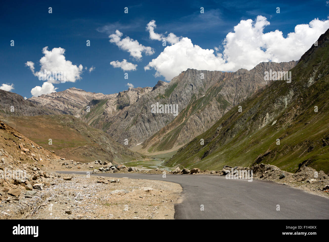 India, Jammu e Kashmir, Minimarg, Srinagar a Leh autostrada passando attraverso le montagne tra Gumri e Drass Foto Stock