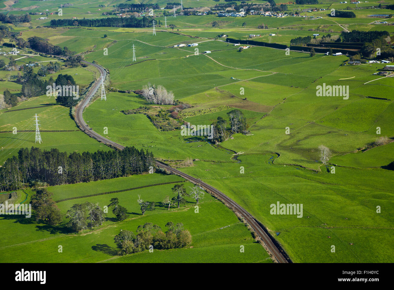 Isola del nord tronco principale linea ferroviaria vicino Paerata, South Auckland, Isola del nord, Nuova Zelanda - aerial Foto Stock