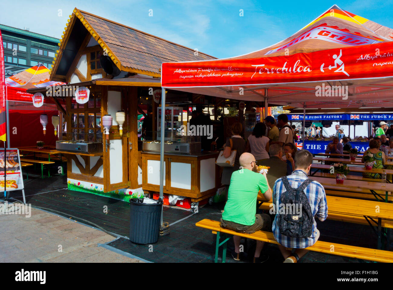 Salsiccia tedesca stand, mercato internazionale, piazza Narinkkatori, Kamppi, centro di Helsinki, Finlandia, Europa Foto Stock