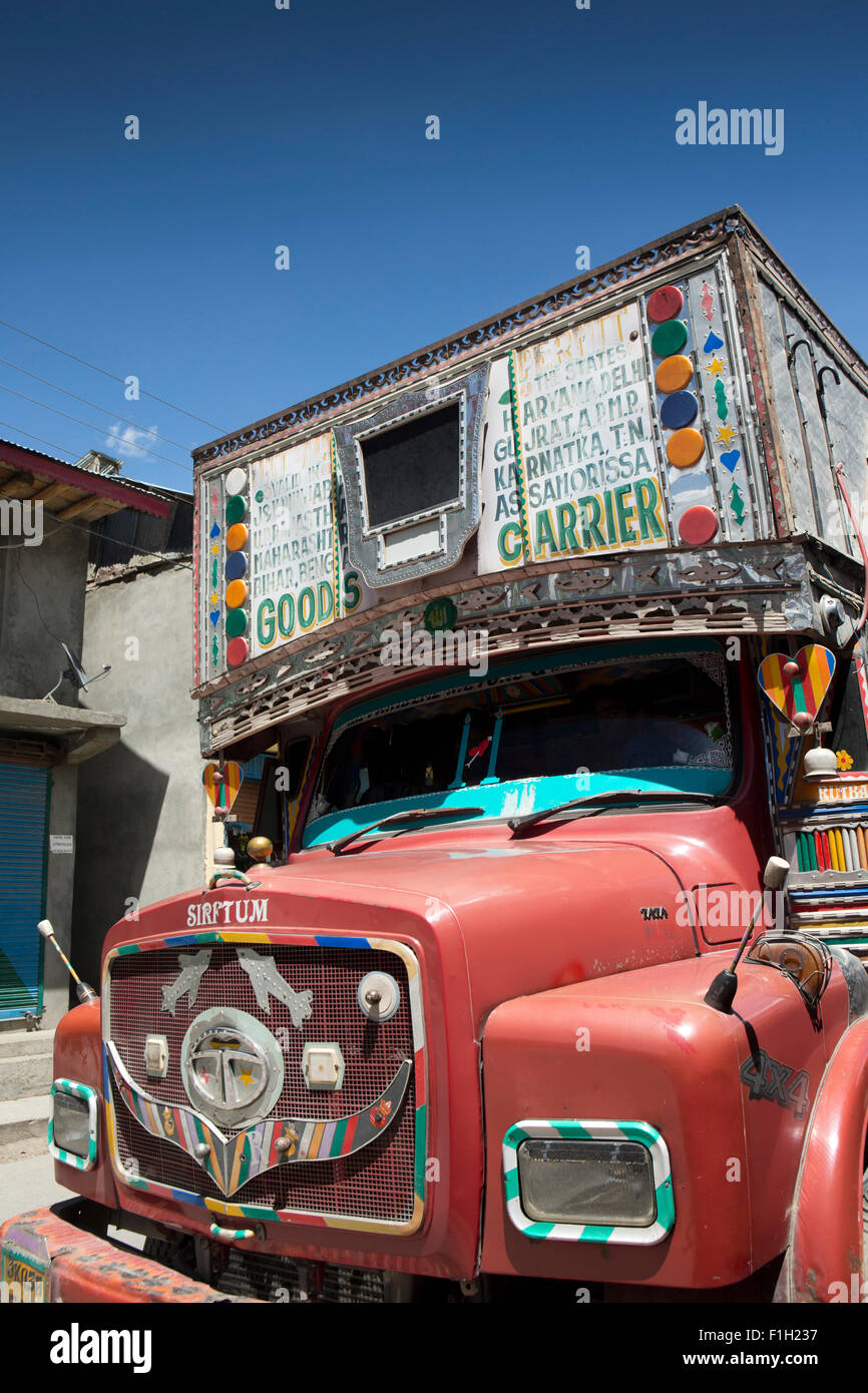 India, Jammu e Kashmir Srinagar a Leh Autostrada Drass, Bazaar decorata carrello nel mondo secondo più freddo luogo abitato Foto Stock