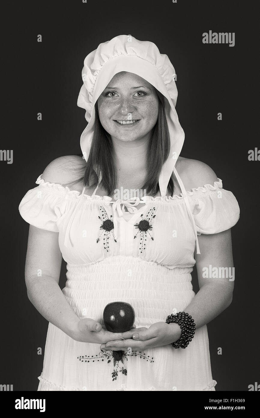 Redhead bellezza con un Apple nella sua mano Foto Stock