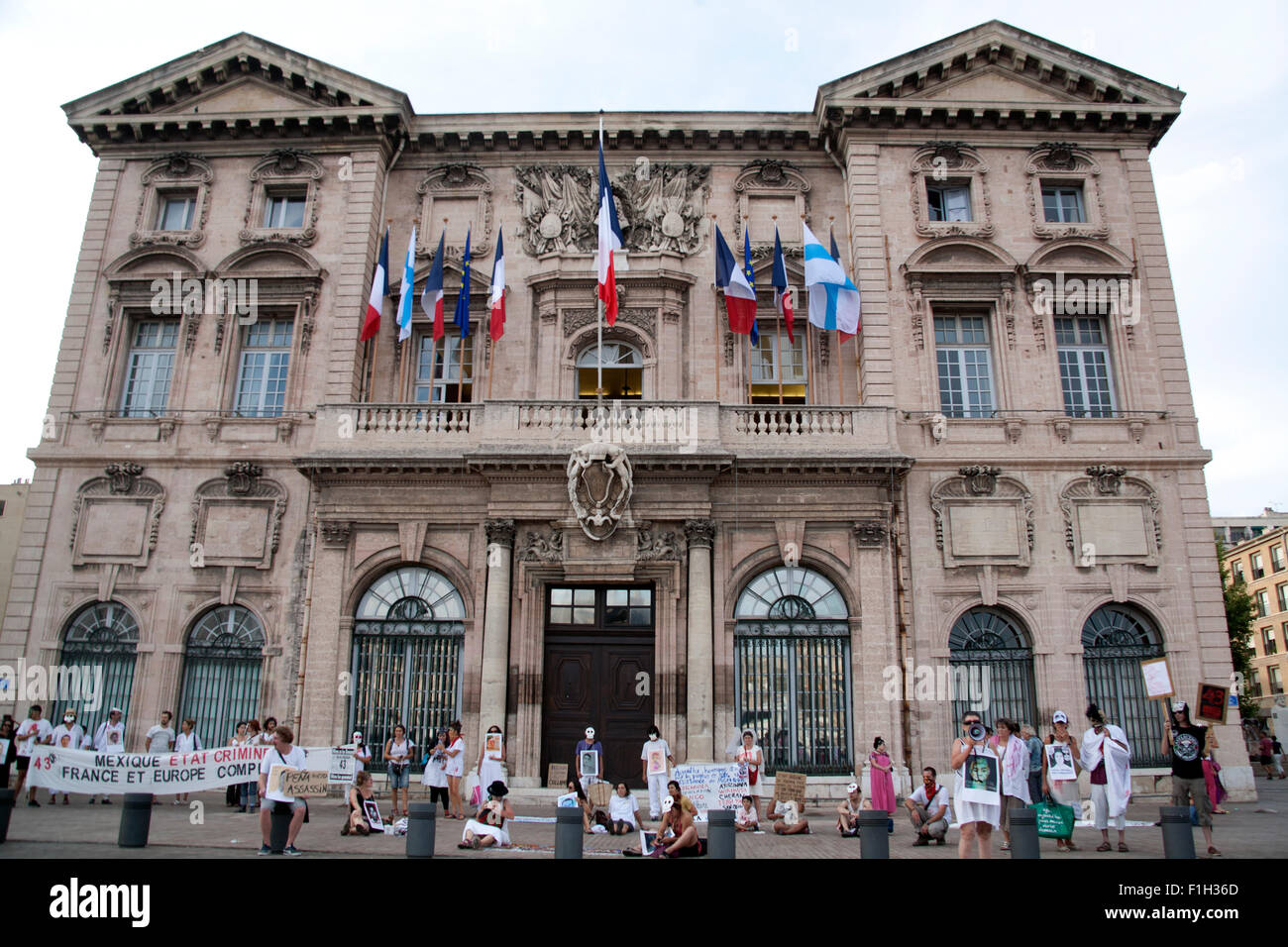 La protesta contro la visita del Presidente messicano Peña Nieto Hôtel de Ville de Marseille, Vieux Port, Marseille FRANCIA Foto Stock