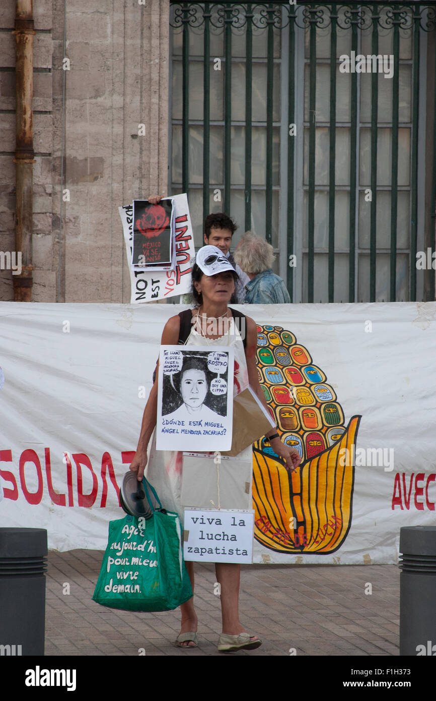 La protesta contro la visita del Presidente messicano Peña Nieto Hôtel de Ville de Marseille, Vieux Port, Marseille FRANCIA Foto Stock