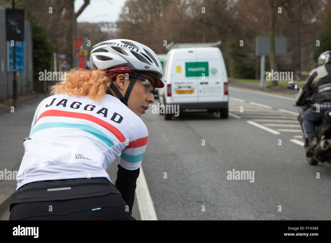 Donna ciclista in una corsia di ciclismo, Brighton Foto Stock