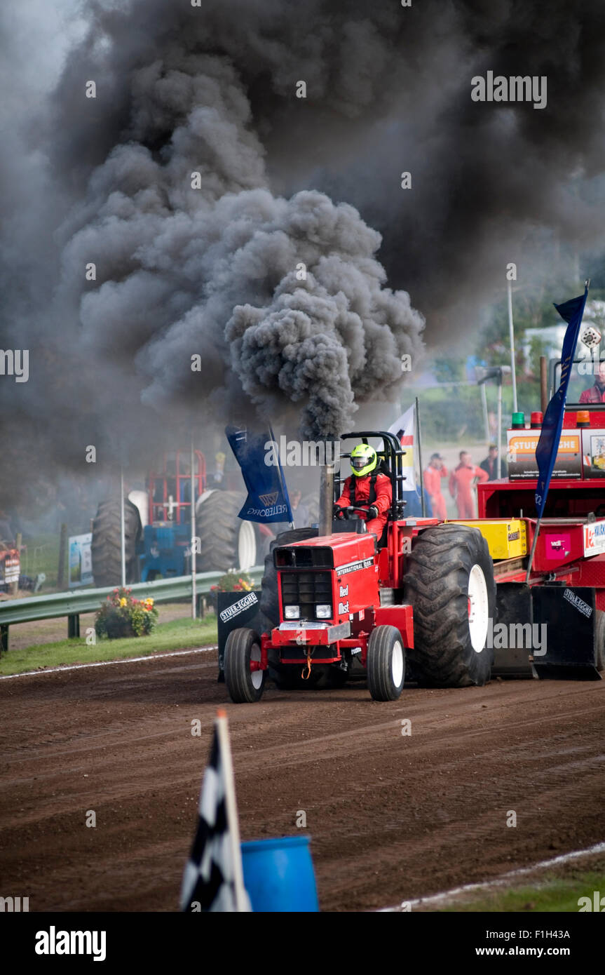 Estrattore del trattore per competere in un trattore tirare producendo un enorme nube spessa di nero fumo diesel Foto Stock