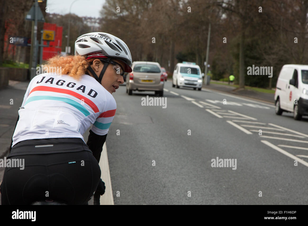 Donna ciclista in una corsia di ciclismo, Brighton Foto Stock