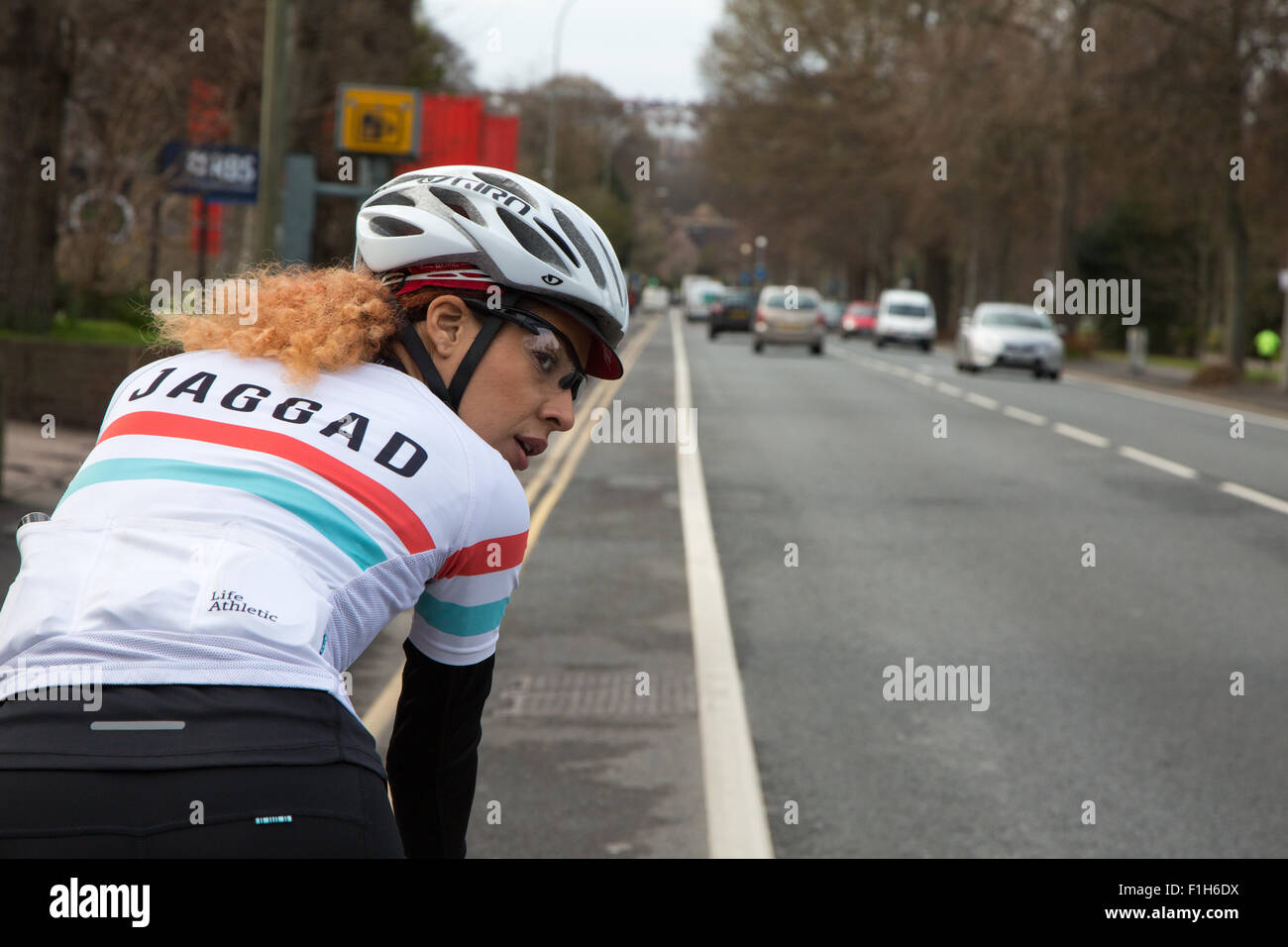 Donna ciclista in una corsia di ciclismo, Brighton Foto Stock