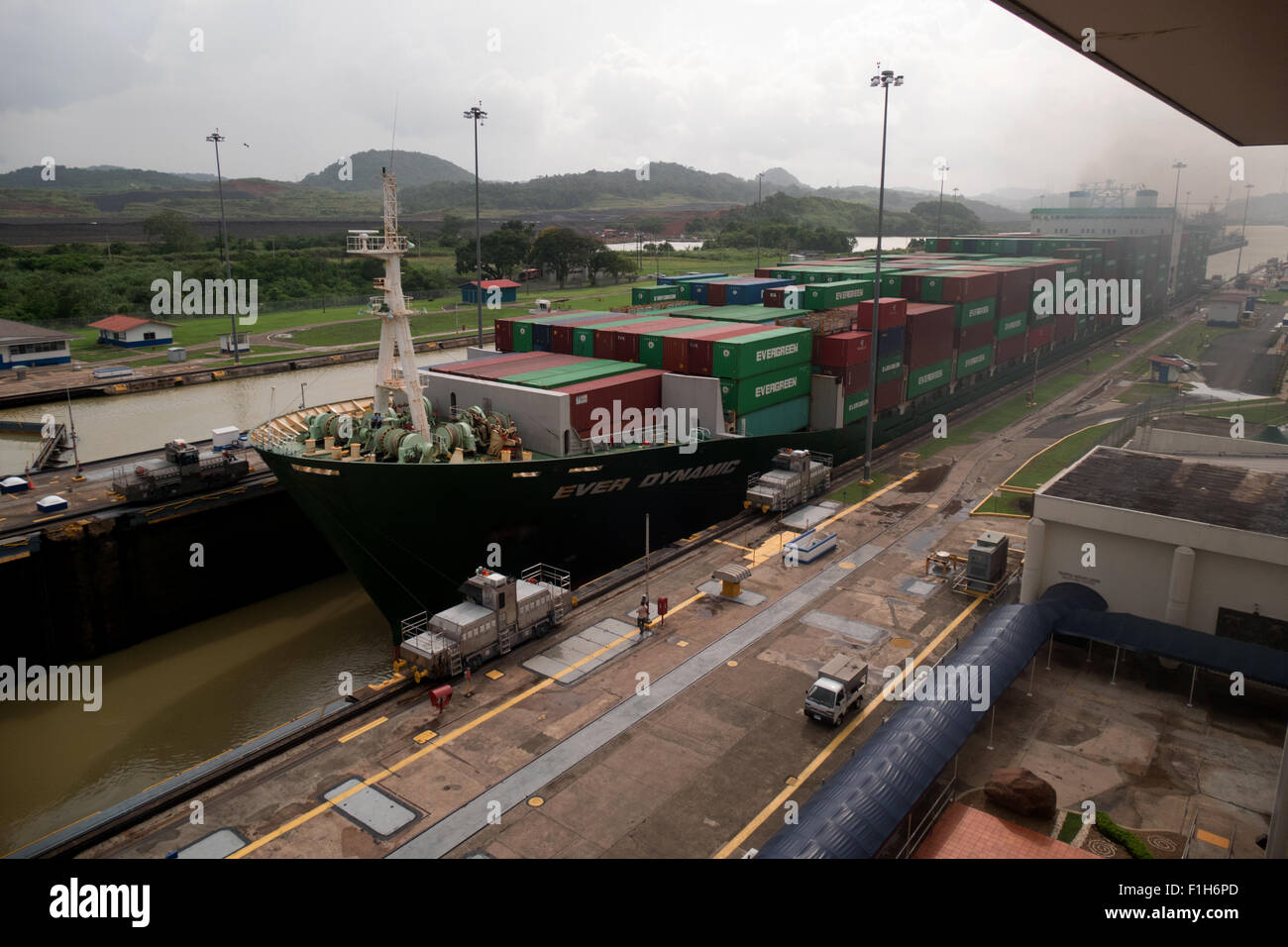 Canale di Panama a Miraflores Locks. Global ocean shipping, il commercio mondiale, logistica, mare industria, nave, barca, vaso Foto Stock