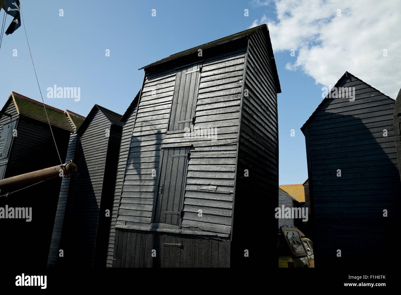 Net negozi sulla spiaggia di Hastings in Sussex. Questi alti capannoni di legno sono usate dai pescatori per memorizzare le loro reti e corde. Foto Stock