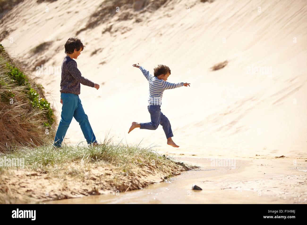 Due giovani ragazzi giocando sulla spiaggia Foto Stock