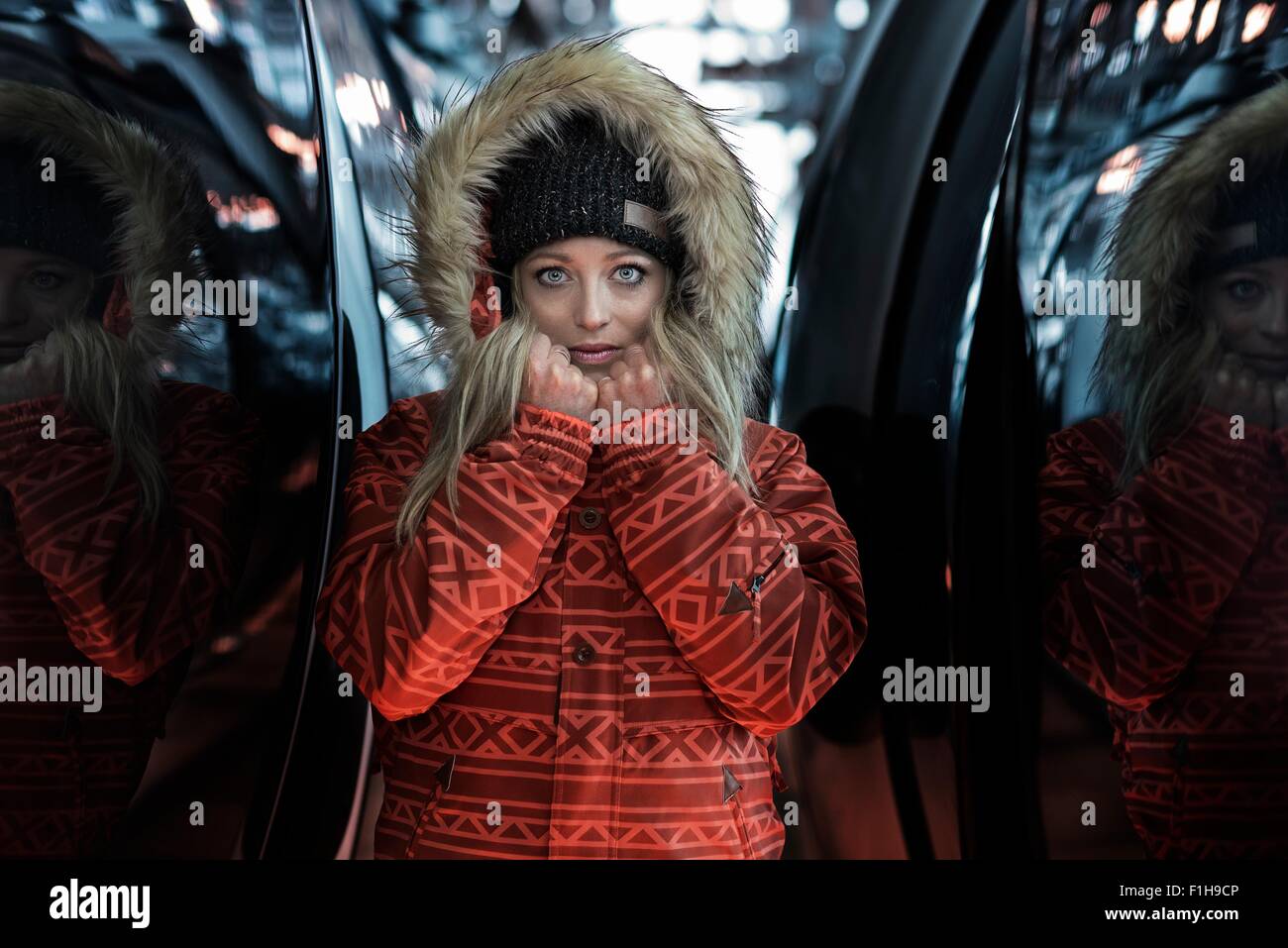 Metà donna adulta indossando rivestire con cappa di pelliccia, ritratto Foto Stock