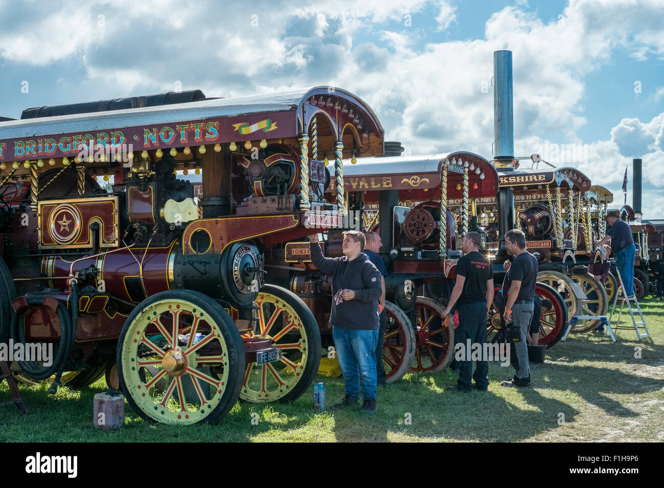 Tarrant Hinton, Blandford forma, UK. Il 2 settembre, 2015. Migliaia di persone che visitano il grande Dorset fiera del vapore. Tradizionalmente questo inglese fiera si terrà presso il villaggio di Tarrant Hinton, vicino Blandford Forum nel cuore della splendida campagna di Dorset. Credito: Paul Chambers/Alamy Live News Foto Stock