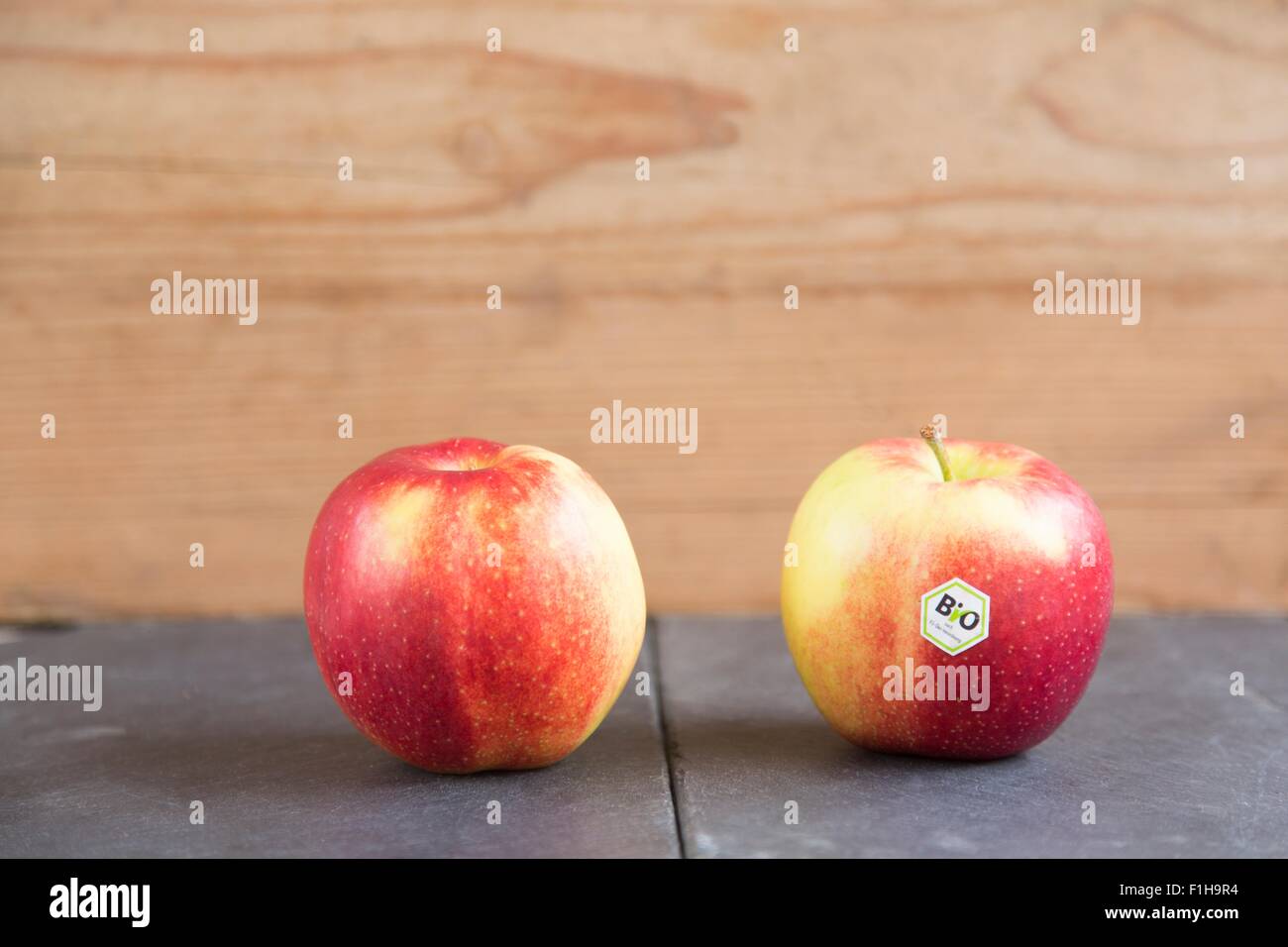 Ancora la vita di due mele - uno con etichetta bio Foto Stock