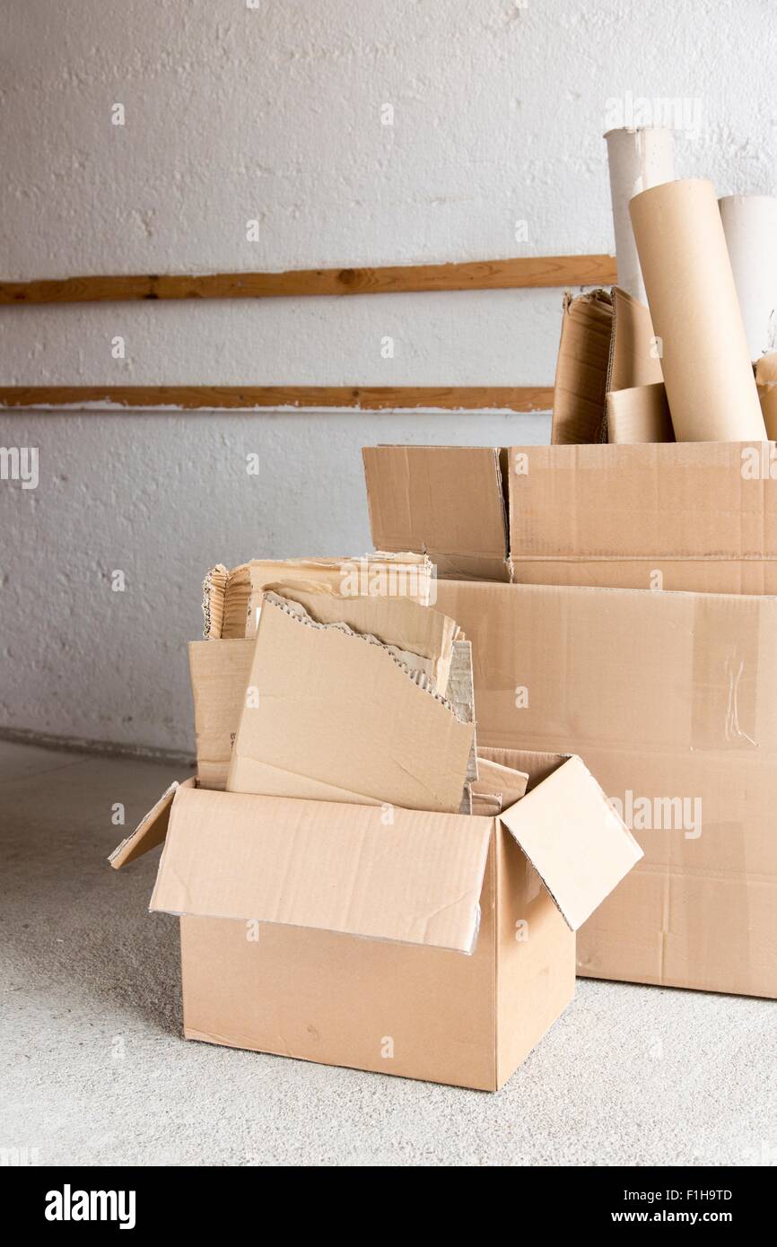 Pieno di scatole di cartone in garage per il riciclaggio Foto stock - Alamy