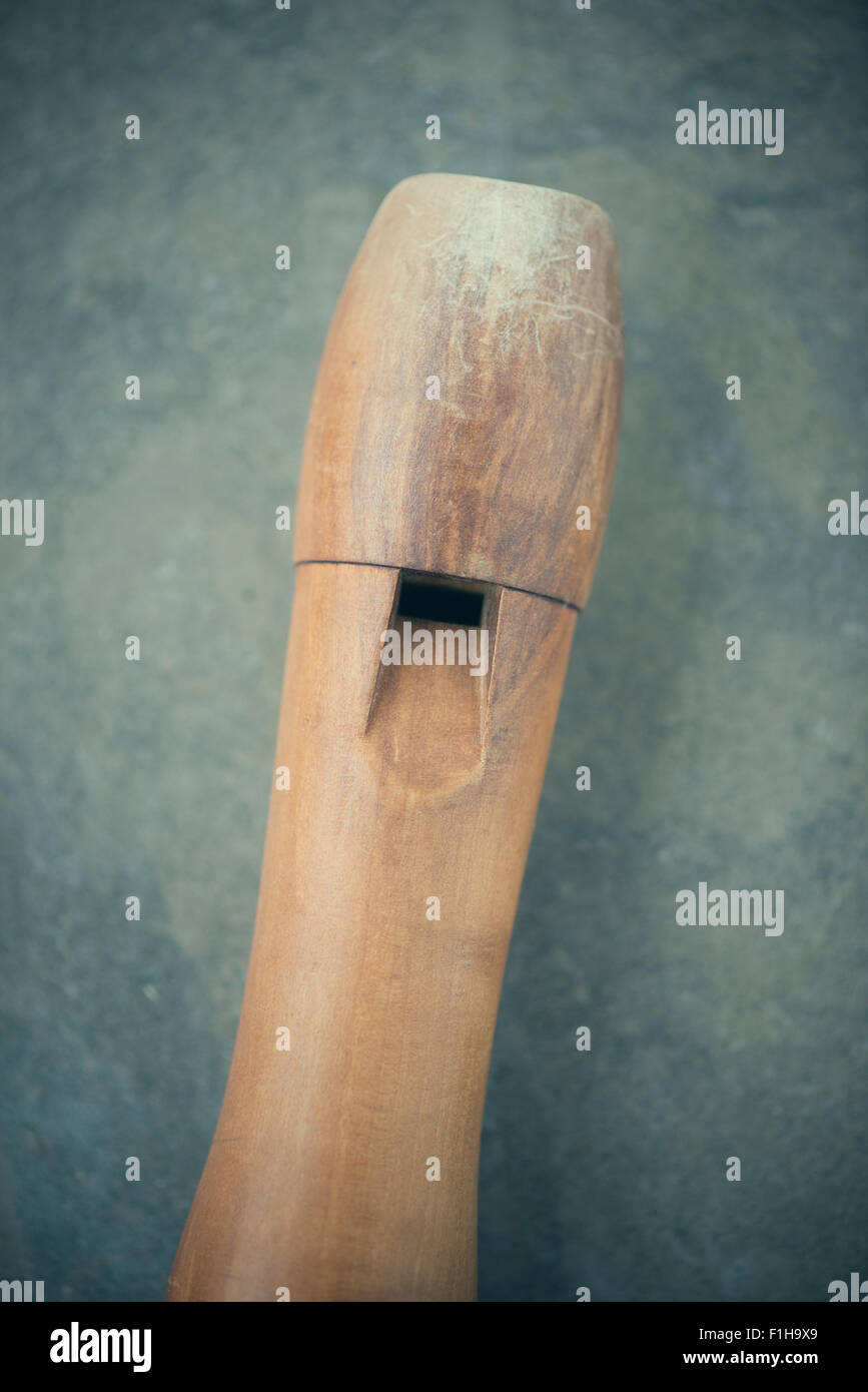 Ancora la vita di registratore di legno (flauto) giacente sulla superficie di pietra. Foto Stock
