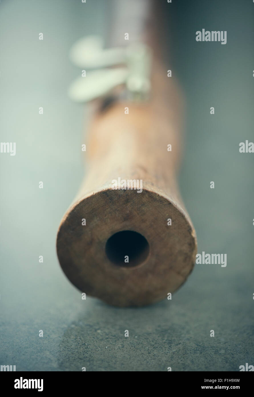 Ancora la vita di registratore di legno (flauto) giacente sulla superficie di pietra. Foto Stock