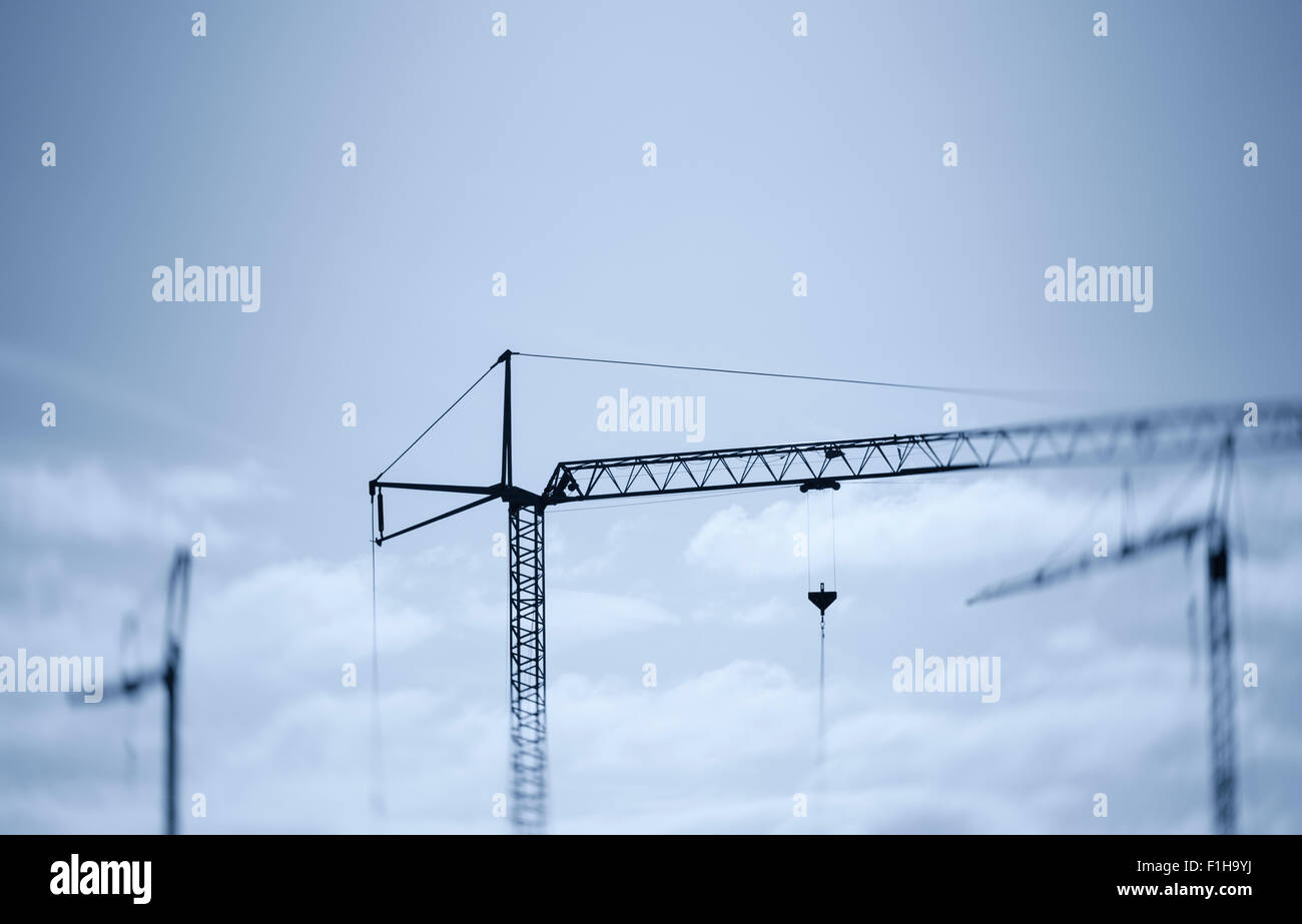 Costruzione di gru sul sito in costruzione in Svezia. Immagine con le tonalità blu e copia di spazio. Foto Stock