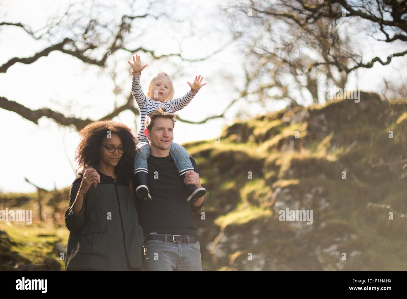 Famiglia sulla passeggiata, padre figlio che porta sulle spalle Foto Stock