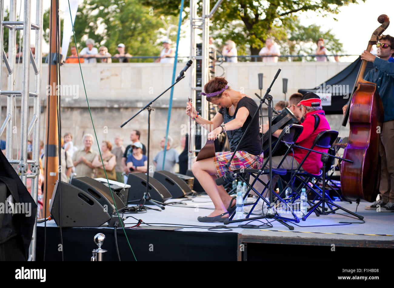 Warszawskie Taneczne Combo concerto concerto spettacolo dal vivo con strumenti musicali e di canto presso il viale del fiume Vistola l'apertura. Foto Stock