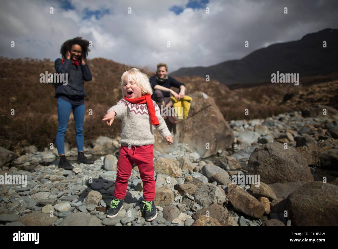 Ragazzo di puntamento e urlando Foto Stock