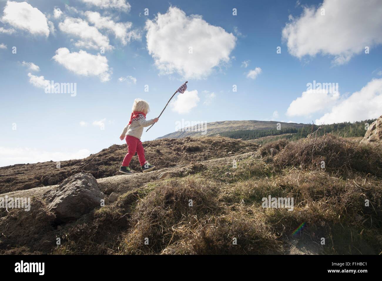Ragazzo che porta bandiera, Fairy Piscine, Isola di Skye, Ebridi, Scozia Foto Stock