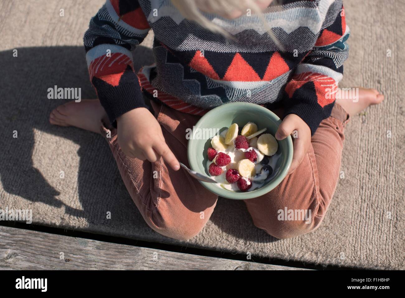 Ragazzo vaschetta di contenimento di frutta, angolo alto Foto Stock