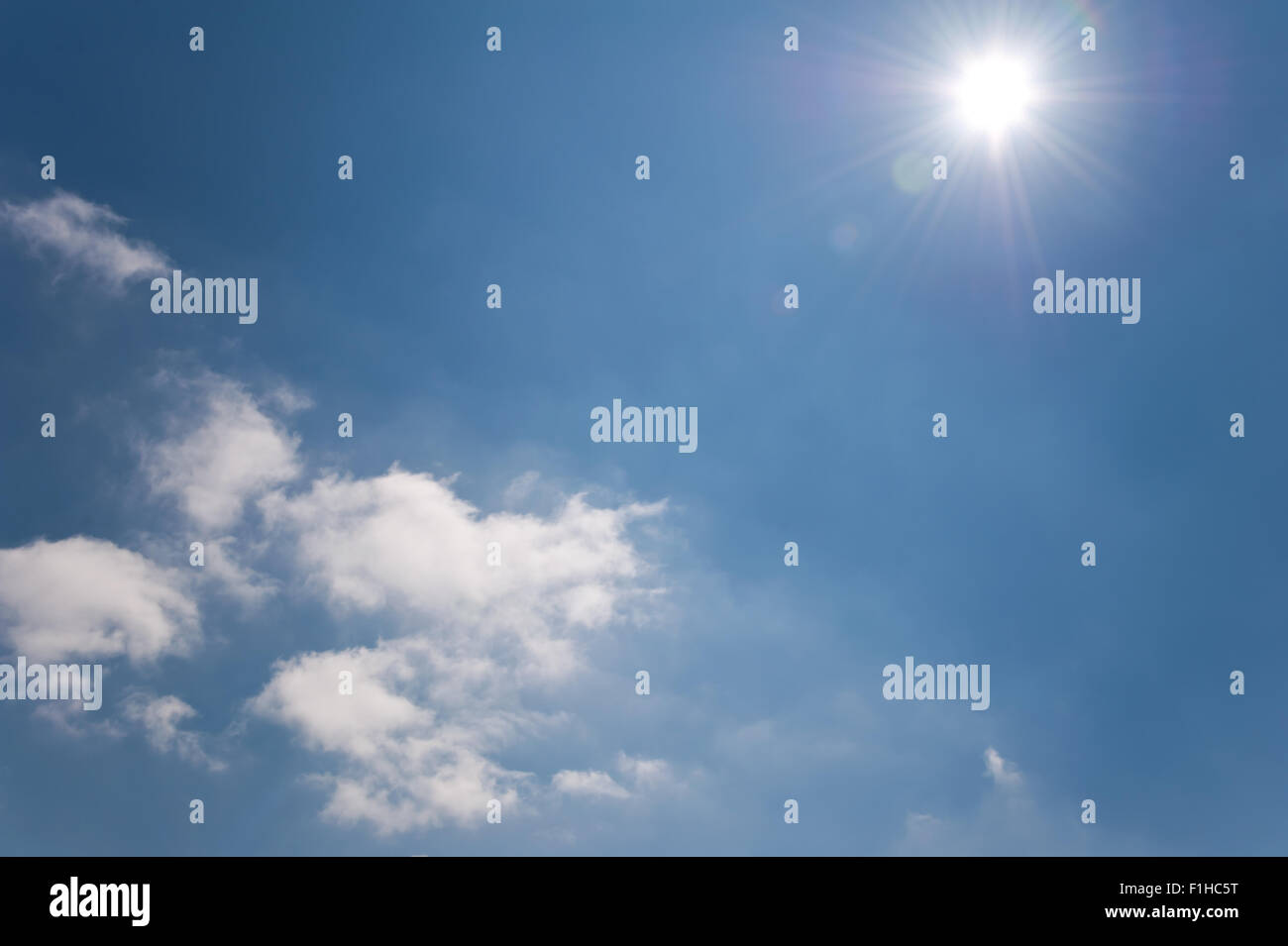 A mezzogiorno il cielo blu sunburst minimalismo straigh Foto Stock