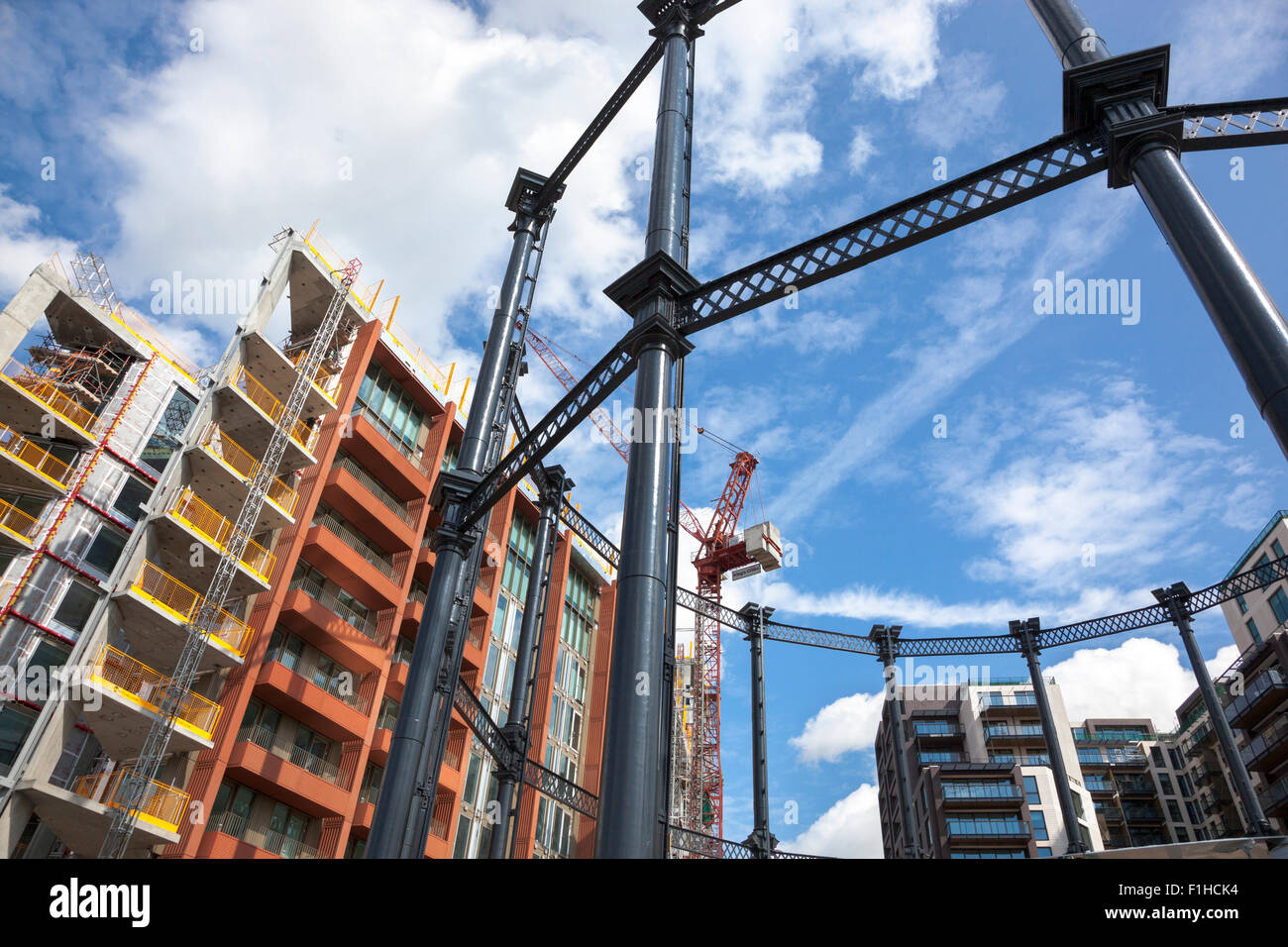 29 Agosto 2015 - costruzione in corso del nuovo Gasholders Londra torri residenziali a Kings Cross Foto Stock