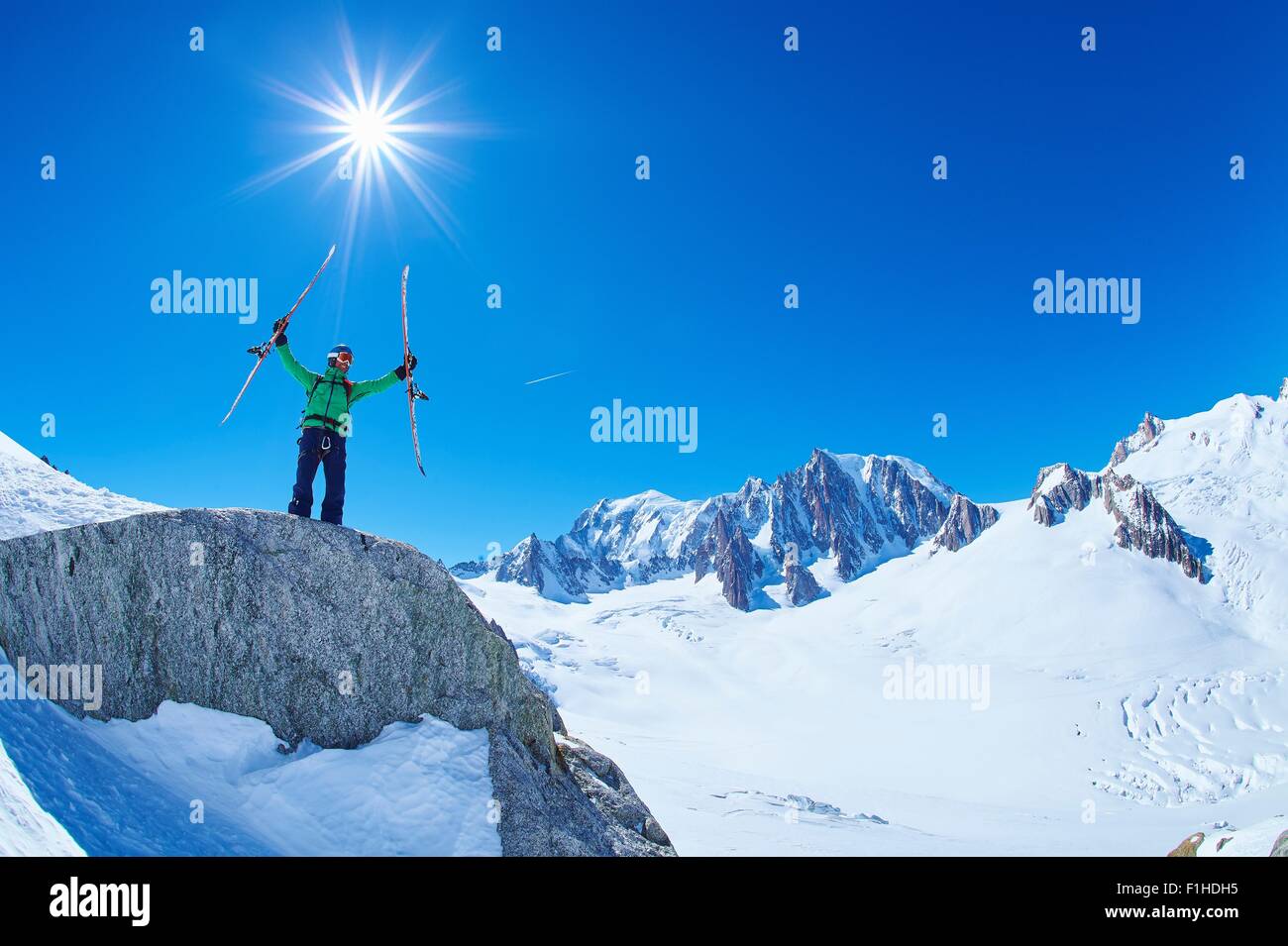 Maschio maturo sciatore tenendo su sci sul massiccio del Monte Bianco, Graian Alpi, Francia Foto Stock