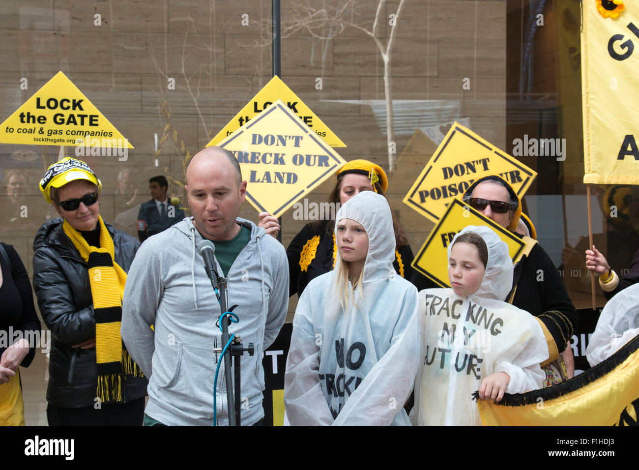 Sydney, Australia. 02Sep, 2015. Le proteste al di fuori degli uffici di Sydney di la società energetica AGL ai piani di miniera di carbone per la cucitura di gas nel Nuovo Galles del Sud. Le proteste sono ora nel loro centesimo alla settimana. Credit: modello10/Alamy Live News Foto Stock