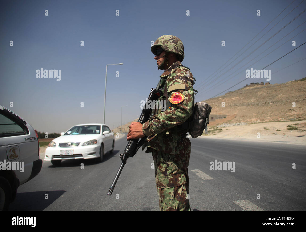 A Kabul, Afghanistan. 2 Sep, 2015. Un esercito nazionale afghano soldato sta di guardia di precedere la cooperazione economica regionale Conferenza sullâ Afghanistan (RECCA) vertice di un esercito checkpoint a Kabul, capitale dell'Afghanistan, sul Sett. 2, 2015. La due giorni di RECCA vertice sarà kick off nella capitale afgana il 7 settembre 3. Sotto il tema della "Via della seta attraverso l Afghanistan", il vertice internazionale si concentrerà sulla cooperazione regionale e l'economia di guerra-colpire il paese. Credito: Ahmad Massoud/Xinhua/Alamy Live News Foto Stock