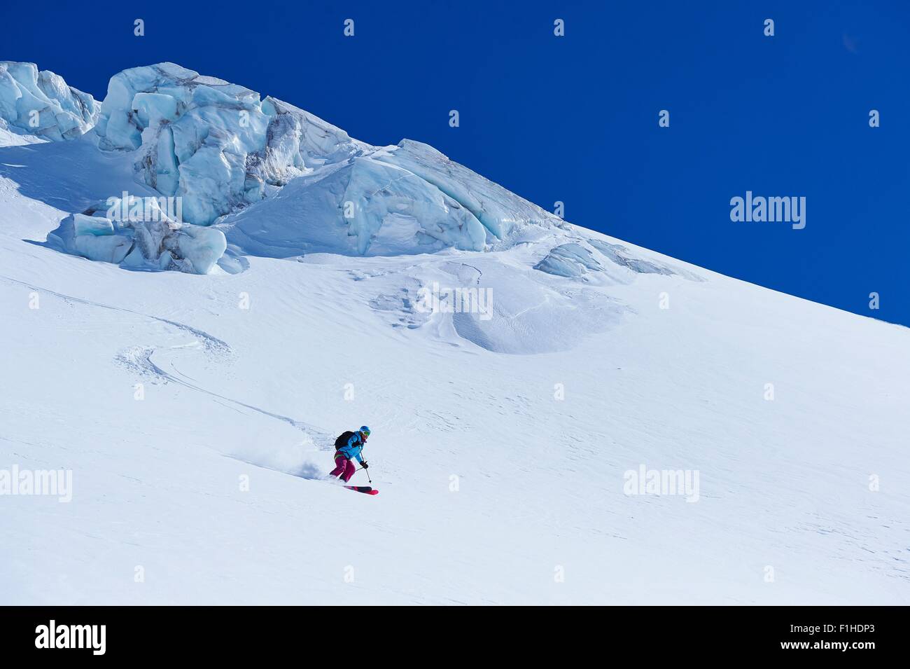 Sciatore femmina sposta in basso il massiccio del Monte Bianco, Graian Alpi, Francia Foto Stock