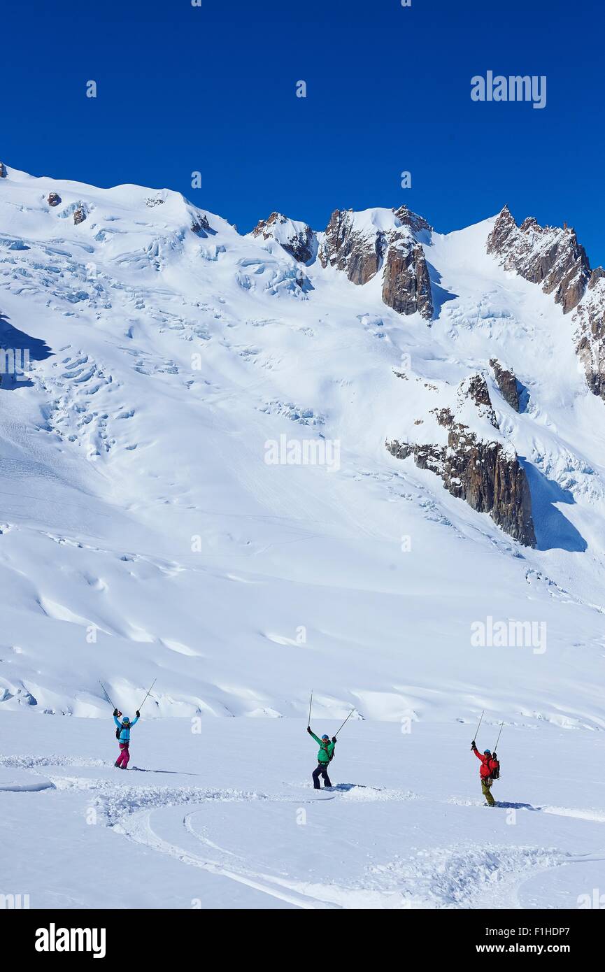 Tre sciatori adulti celebrare sul massiccio del Monte Bianco, Graian Alpi, Francia Foto Stock