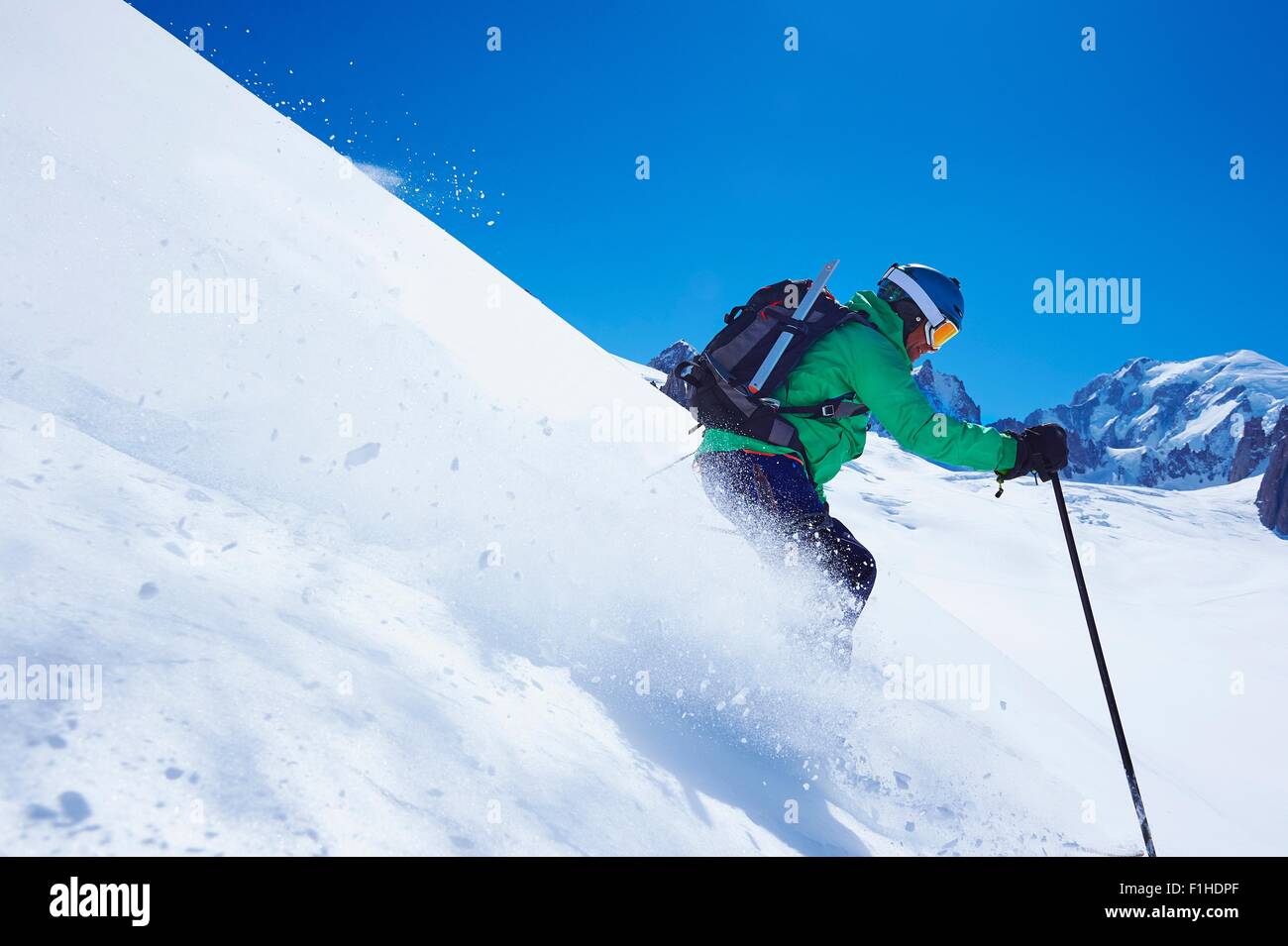 Maschio maturo sciatore in discesa sul massiccio del Monte Bianco, Graian Alpi, Francia Foto Stock
