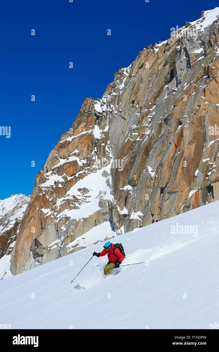 Sciatore maschio accelerando in discesa sul massiccio del Monte Bianco, Graian Alpi, Francia Foto Stock