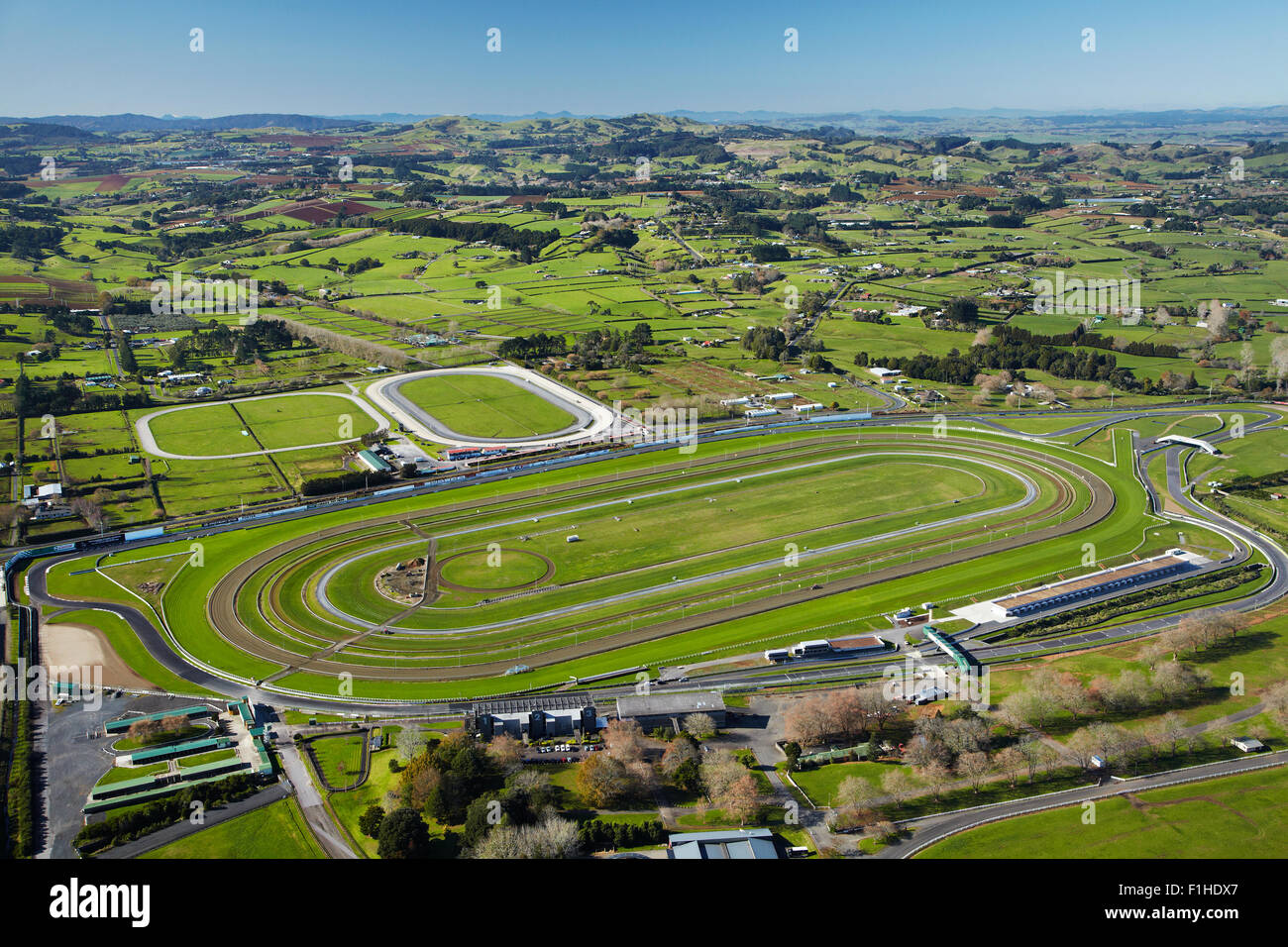 Pukekohe Park Raceway con motore e corse di cavalli circuiti, Pukekohe, South Auckland, Isola del nord, Nuova Zelanda - aerial Foto Stock