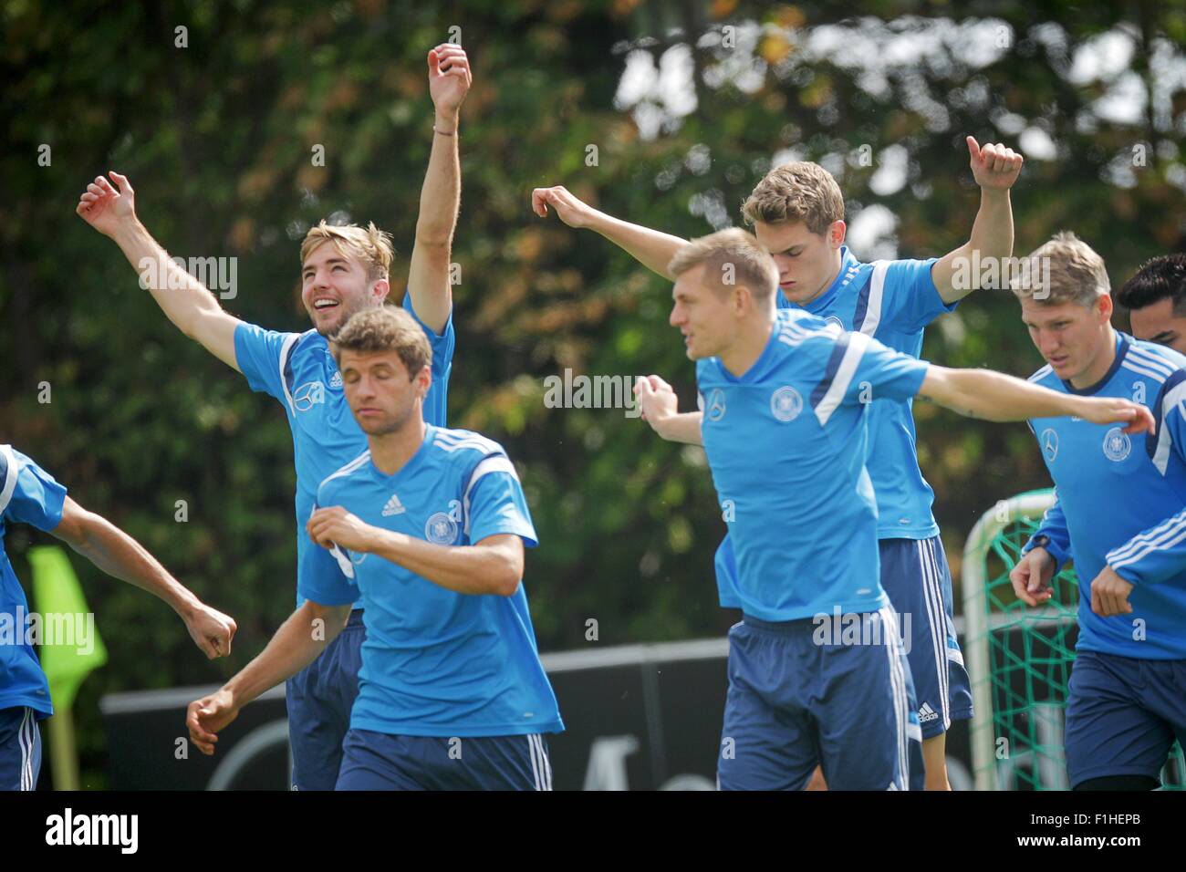 Francoforte, Germania. Il 2 settembre, 2015. Francoforte, Germania. 2 Sep, 2015. I giocatori Christoph Kramer (l-r), Thomas Mueller, Toni Kroos, Matthias Ginter e Bastian SCHWEINSTEIGER durante una sessione di allenamento per il team nazionale tedesco in Sportpark Stadion accanto al Commerzbank-Arena a Francoforte in Germania, 2 settembre 2015. © dpa picture alliance/Alamy Live News Credito: dpa/Alamy Live News Foto Stock