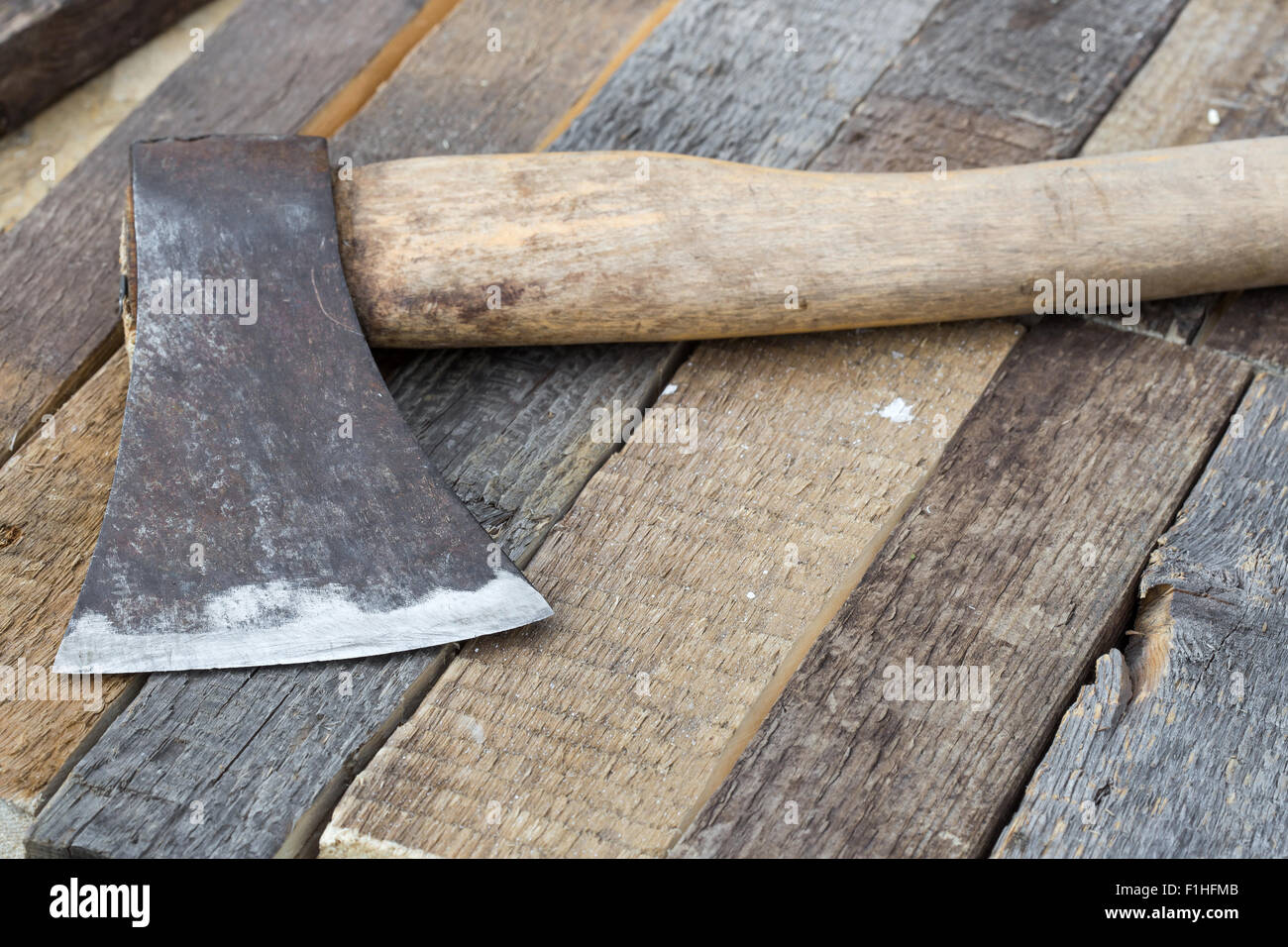 Vecchio ax su uno sfondo di legno, primo piano Foto Stock