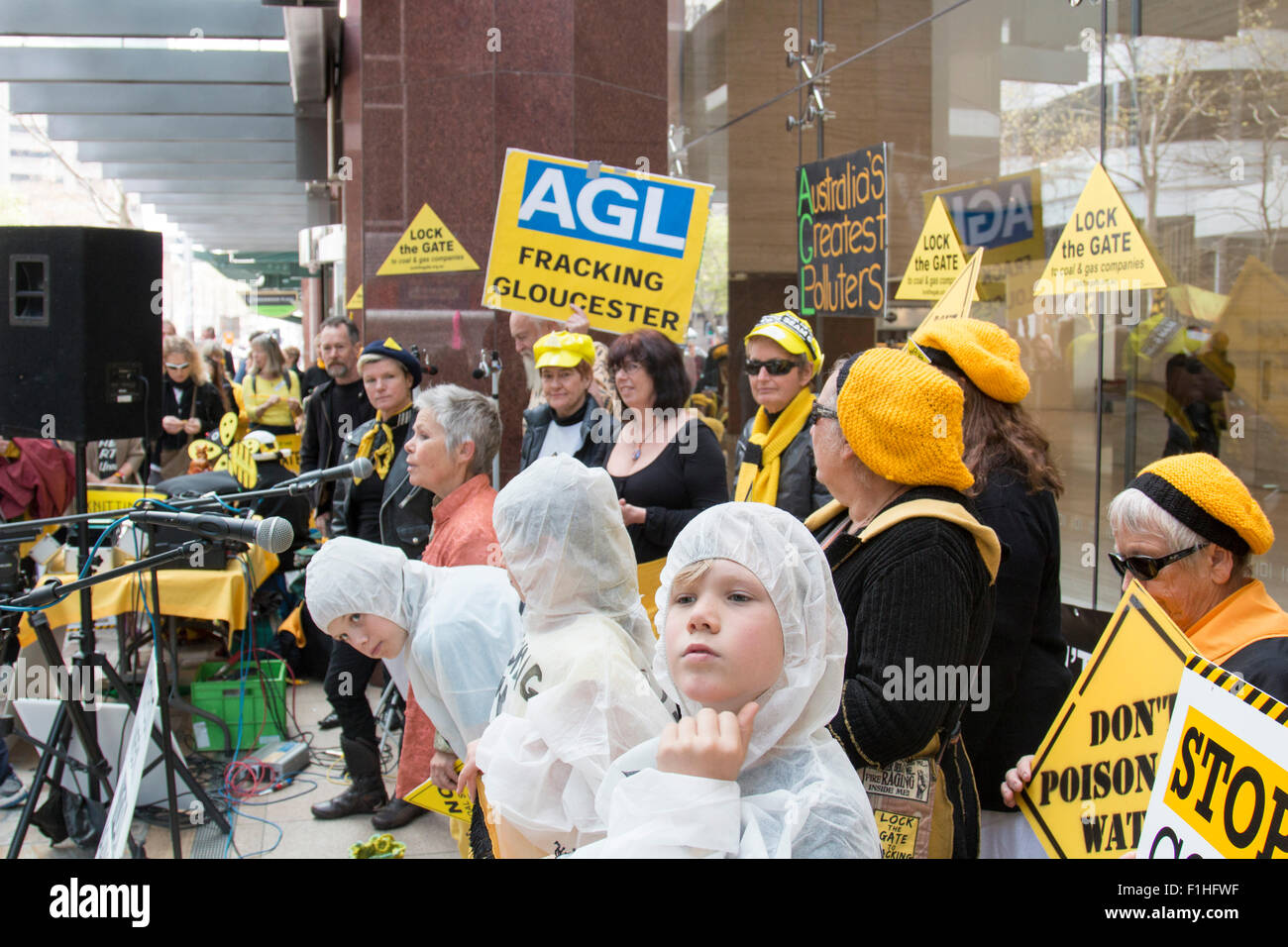 Sydney, Australia. 02Sep, 2015. Le proteste al di fuori degli uffici di Sydney di la società energetica AGL ai piani di miniera di carbone per la cucitura di gas nel Nuovo Galles del Sud. Le proteste sono ora nel loro centesimo alla settimana. Credit: modello10/Alamy Live News Foto Stock