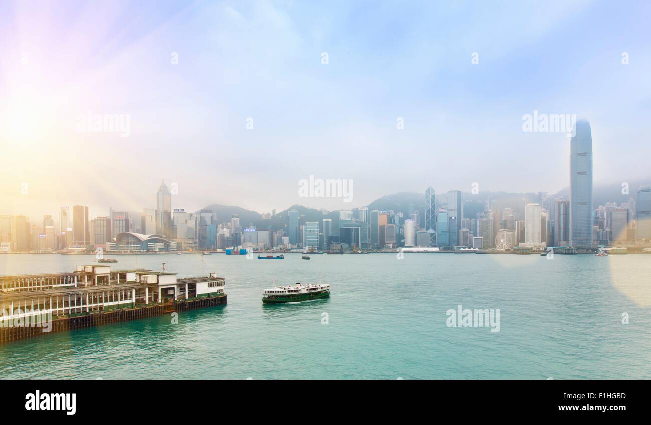 Central skyline di Hong Kong ed il Traghetto Star attraversando il Victoria Harbour, Hong Kong, Cina Foto Stock